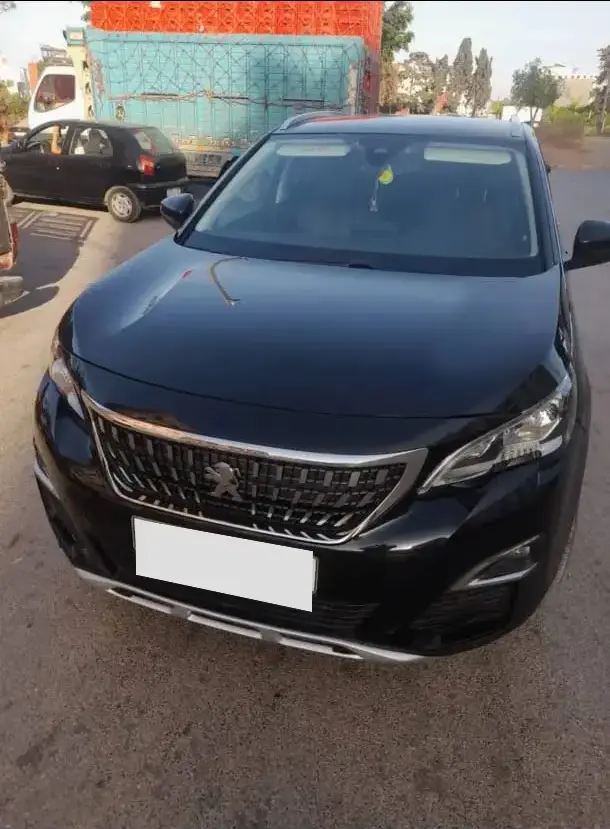 صورة أمامية لسيارة Peugeot 3008 موضوع تجربة شراء، بعد حجب لوحة التسجيل